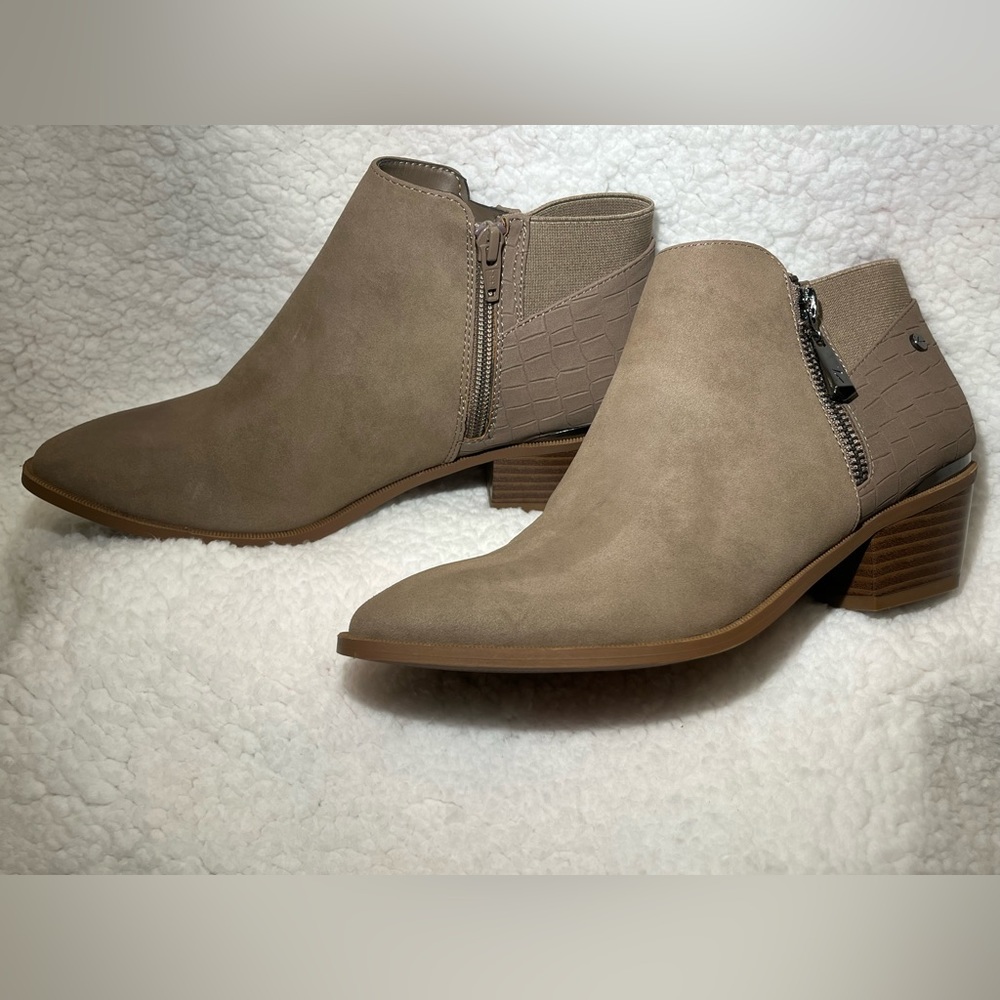 NWOT-Womens Vera Wang Taupe Booties - Picture 2 of 11